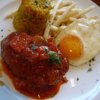バル デ エスパーニャ ムイ 名古屋ミッドランド店 - 煮込みﾊﾝﾊﾞｰｸﾞ、目玉焼、ﾊﾞｴﾘｼﾞｴ、ﾎﾟﾃﾄβ¨ﾟ