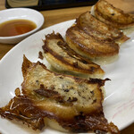 峰来軒 - 焼き餃子(150円)の餡には肉がなく、野菜とニンニクをフードプロセッサーで食材の形状がほぼ無くなるくらいに滑らかな状態。噛むと外皮カリッと、中からしっかりと汁が溢れ出てくる。激熱なので気を付けて！