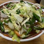 峰来軒 - 野菜ラーメン(800円)。
                                キャベツ、玉ねぎ、もやし、人参、にら、ニンニク、キクラゲ、豚バラ肉がたっぷり。ホントにすごい量だ。麺はちぢれ少なめの麺。