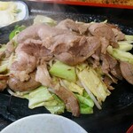 まるみ ドライブイン - 鉄板にラム肉と野菜が山盛り