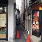 Idu Juu - 最近、店舗の改装工事中とのことで、営業はテイクアウトのみ。　仮店舗も非常にわかりにくい場所にあった。