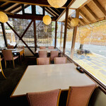 醐山料理 雨月茶屋 - ◎店内は明るく全てテーブル席。