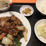 Honkon Shou Chuu - 麻婆茄子ランチ　たまごスープとサラダとご飯、ザーサイが付きます。