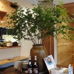Hanamame - 木のぬくもりたっぷりの店内で健康&ヘルシーな田舎料理をお楽しみください。