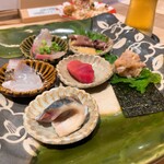 焼鳥 空 - 柳橋市場直接仕入れ 刺身盛り合わせ 小盛り 1080円
      本マグロ 中トロ、トロいわし、ごまカンパチ、ホタルイカ酢味噌、天然真鯛、カンパチのなめろう