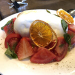 コリス - ブッラータとトマト
      蜜柑のドライフルーツはほのかにキャラメリーゼな感じでした。