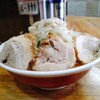 ラーメン神豚 - 麺少なめぶた辛味噌（カタメ・ニンニク・アブラ・ヤサイ））豚5枚と味玉がトッピング
