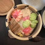 味季 和遊 - 色とりどりの具材の乗った蒸し寿司