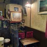 ネルケン - 壁には静物画や風景画が飾られて、使い込まれたテーブルと赤いビロードの椅子が並ぶ名曲喫茶