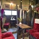 ネルケン - 壁には静物画や風景画が飾られて、使い込まれたテーブルと赤いビロードの椅子が並ぶ名曲喫茶