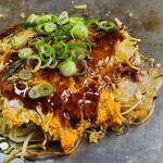 Okonomiyaki Hirano - 肉玉葱そばライス(税込750円)
                        基本的な組み合わせ
                        ・蒸し麺
                        ・カープソース
                        ・焼き方:ヘラで押さえる
                        ・焼き上がりの形:乱雑な焼き上がり
                        ・鉄板で食べるのがスタンダード