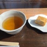 Konasu - 突き出し　お茶と出汁巻き卵