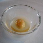 金華ハムスープの中の半熟のうずらタマゴ