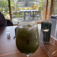 嵐山熊彦 たん熊北店 - テラスの向こうに川面が見えます