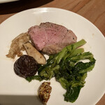 Bacco - 仔羊モモ肉のロースト3000円、厚めのお肉が数切れと野菜のソテーが添えられてでてきました。コレはお皿に取り分けた写真です。