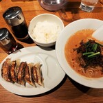 担々麺 青藍 - トロッとクリーミーでごまの風味が豊かな担々麺890円、こんがり焼き餃子5つ＆ミニ白ご飯のランチセット260円