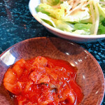 Yakiniku Suehirokan - ランチのキムチ、サラダ