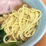 横浜らーめん 武蔵家 - 酒井製麺の中細麵。