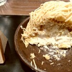 和栗モンブラン専門店 栗りん - 球磨栗の中はマロンクリームとパリッとビスケットのような焼きメレンゲ。