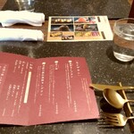 和栗モンブラン専門店 栗りん - 小さなテーブル席。