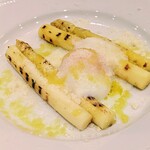 La Stalla - グリルパンで焼いたイタリア産ホワイトアスパラガス　温泉卵　パルミジャーノ