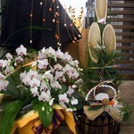 焼鳥・元気 - はい。
      今月も店前が華やかですね～。門松が出てお正月バージョンになっていましたよ。
      花も綺麗ですよね。
      さあ、今日も食べるぞ～っ。