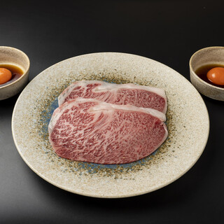 The meat we serve is mainly Manyo Beef from Tottori Prefecture. The courses are also fulfilling!