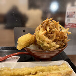 Marugame Seimen - 左　いか天　右　かき揚げ　下　天丼用ご飯