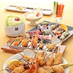 Kushikatsu Ryourikatsu - ✽ お店のＨＰより拝借　奥が調味料皿で、真ん中の分がステンレスのトレイです。トレイの中央の海老は調味料皿の中央のソースがお店側の推奨と言う感じです。実際はトレイに揚げたてがひとつづつきます。