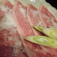 焼肉グレート 宇都宮駅前店 - すき焼肉に砂糖をまぶし・・