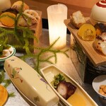 銀座 しのはら - 八寸：伊勢海老昆布締め、赤貝、ホタテ、鶉、ナマコ、 　　　　蓮根酢漬け、鯛西京焼き、いなり寿司、海老芋 　　　　蛸、数の子酒粕味噌漬け、京揚げ、水菜