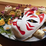 銀座 しのはら - 八寸：伊勢海老昆布締め、赤貝、ホタテ、鶉、ナマコ、 　　　　蓮根酢漬け、鯛西京焼き、いなり寿司、海老芋 　　　　蛸、数の子酒粕味噌漬け、京揚げ、水菜