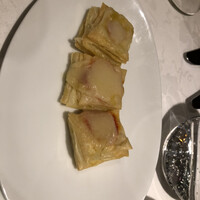 ヴォーロ・コズィ - 突き出し　小さいピザ　中のトマトとフワフワの生地が絶妙に合う！