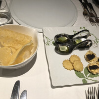 ヴォーロ・コズィ - 突き出し　チーズのパリパリ感たまらん！　右下のトリュフを載せたものも最高！