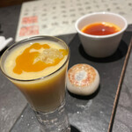 仁修樓 - 豆乳に大徳寺納得で作ったカラメルソース　黒胡麻団子　文旦の果肉をのせたマンゴーミルク