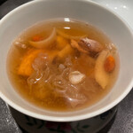 仁修樓 - 牛のアキレス腱と白キクラゲ、乾燥ユリ根、地鶏入り金華ハムと上湯スープの蒸しスープ