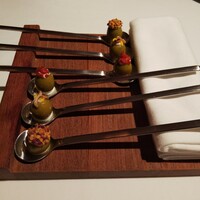 オマージュ - アミューズ：オリーブが３種。全て違うクリームが充填されてます。味もよいが こうした楽しい提供方法もオマージュらしい。