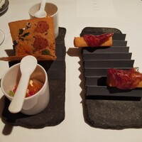 オマージュ - アミューズ：左はソッカ。ソッカにクリームチーズとカラスミのディップをつけて食べます。ソッカのビジュアル(*^^*)   右はヒヨコ豆のペーストを揚げたものにブレザオラ（牛のハム）を乗せた品