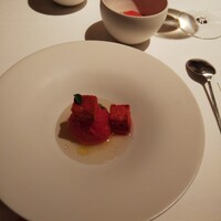 オマージュ - 前菜：甘味の濃いリサトマトをローストして更に甘味を凝縮。そこにトマトコンソメ。上に乗ってるのはトマト味のクルトンというトマト尽くしの皿。こうした皿もオマージュらしい。