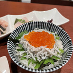 酒肴場 屯 - 海鮮丼¥500（刺身は別皿）