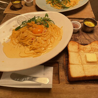 梅田 ワーフ - 濃厚雲丹のクリームパスタ。雲丹はあまり感じられず。