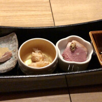 瀧口 - 寒ブリとルッコラのカルパッチョ・鶏むね肉の梅水晶和え・紅茶鴨のスモーク・うるいとあおさのりのお浸し
