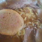 小原ラーメン - 浮いた麩がスープを吸い、旨い。十文字ラーメン風？