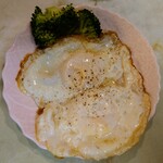 お食事処 丘 - 目玉焼き