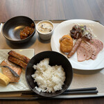 Dining & Bar TENQOO - 朝食ビュッフェ２８００円。ねぶた漬けといくら、サラミ、モルタデッラ、さつま揚げ、出汁巻玉子など。玉子焼きは、出汁巻になっていて、美味しかったです