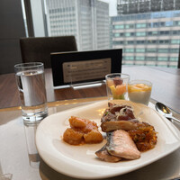 Dining & Bar TENQOO - 朝食ビュッフェ２８００円。美味しかったもの達と、フルーツ、マンゴープリン。海老チリソースは海老がゴロゴロでした（╹◡╹）