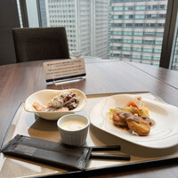 Dining & Bar TENQOO - 朝食ビュッフェ２８００円。鰹のたたき、鮭塩麹焼き、ナゲット、温野菜、ココット入り目玉焼き。鰹はそれなりですが、大好物です（╹◡╹）