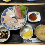 マルニ水産 - ランチ 海鮮丼(大盛)  550円税込(R4.3.22)