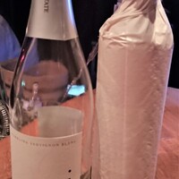 ケンゾーエステイトワイナリー 銀座店 - 「結の」方は丁寧に紙で包まれています