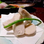 地酒喝采 かも蔵 - 里芋の唐揚。ほのかな塩味が上品、ホクホクして寒い日に嬉しい一品